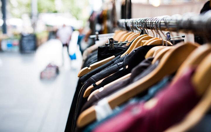 Sweter na jesienne chłody – z jakich rodzajów materiałów będzie najlepszy