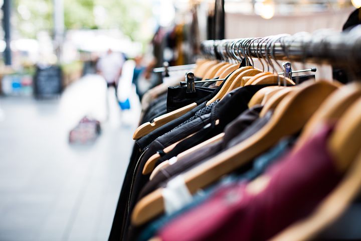 Sweter na jesienne chłody – z jakich rodzajów materiałów będzie najlepszy